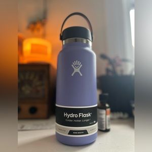 BRAND NEW NEVER USED PURPLE HYDROFLASK w/ straw! 32oz/946mL